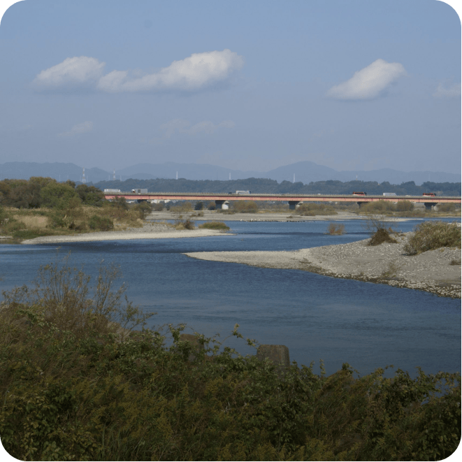 浜松の自然フィールド「天竜川」。雄大な川の流れと河川敷。