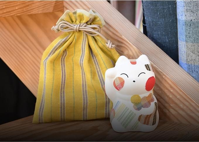 伝統工芸体験。招き猫と巾着袋の手作り品。