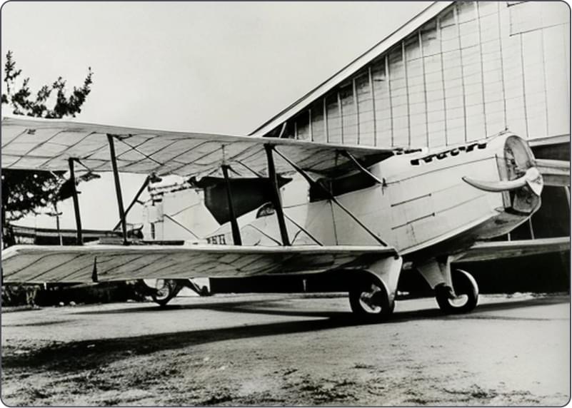 福永浅雄が完成させた国産旅客機「天竜10号」。格納庫の前に駐機する複葉機。