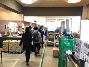 就労支援の現場を視察する見学者。