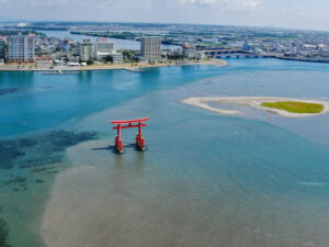 赤いシンボルタワーと弁天島全景