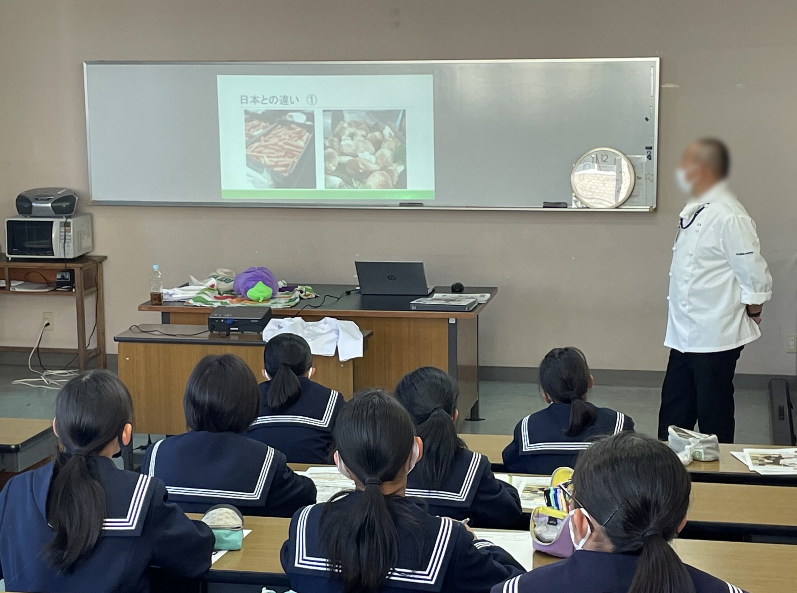 浜松市調理専門学校での講義の様子。