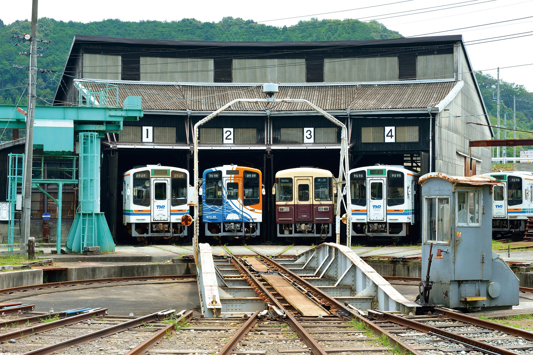 天竜浜名湖鉄道の天竜二俣駅。扇形車庫と転車台。