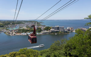 大草山側から見るロープウェイと浜名湖を一望する景色。