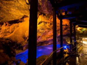 竜ヶ岩洞の洞窟内の様子。鍾乳洞がライトアップされている。