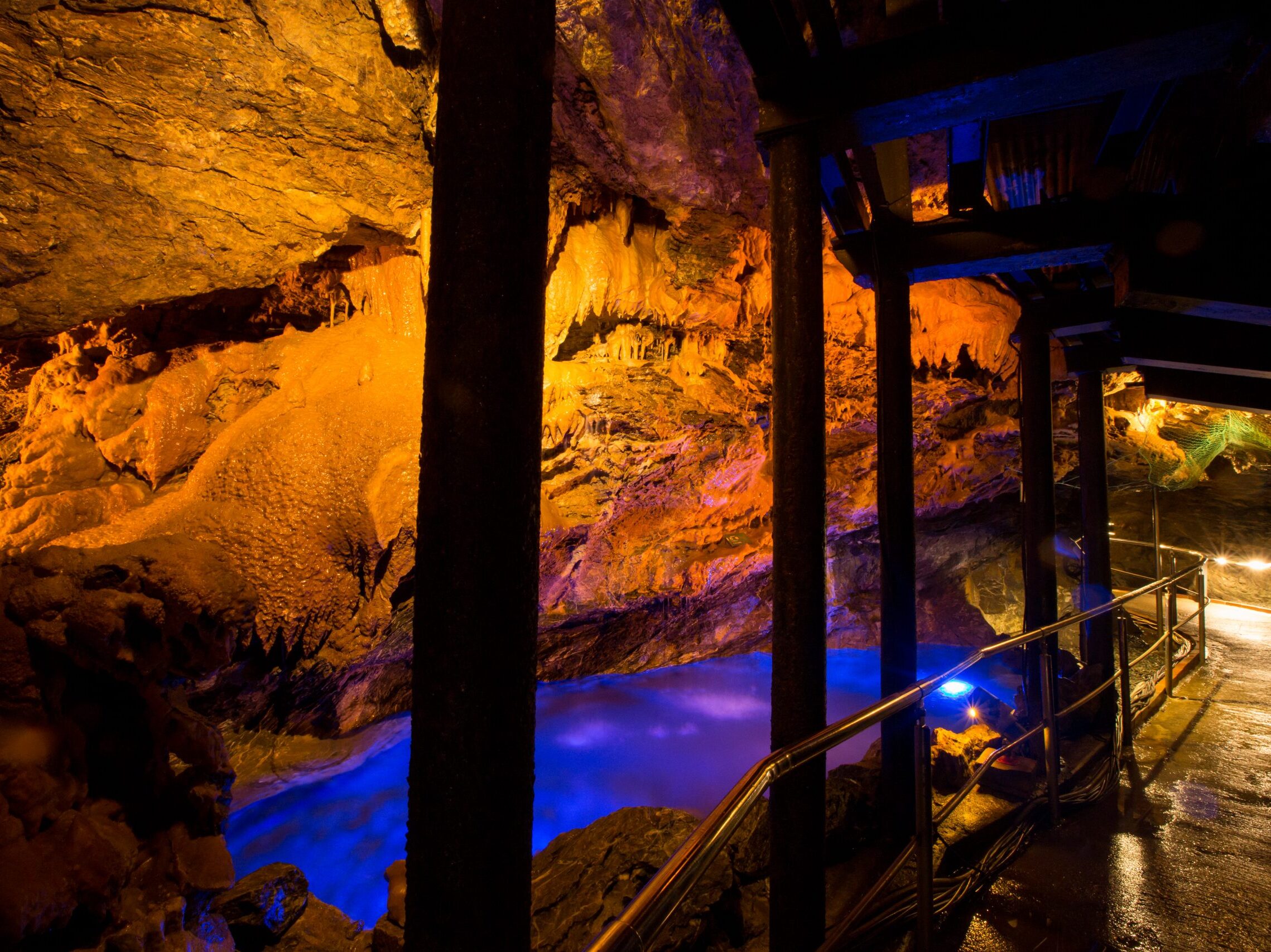 竜ヶ岩洞の洞窟内の様子。鍾乳洞がライトアップされている。