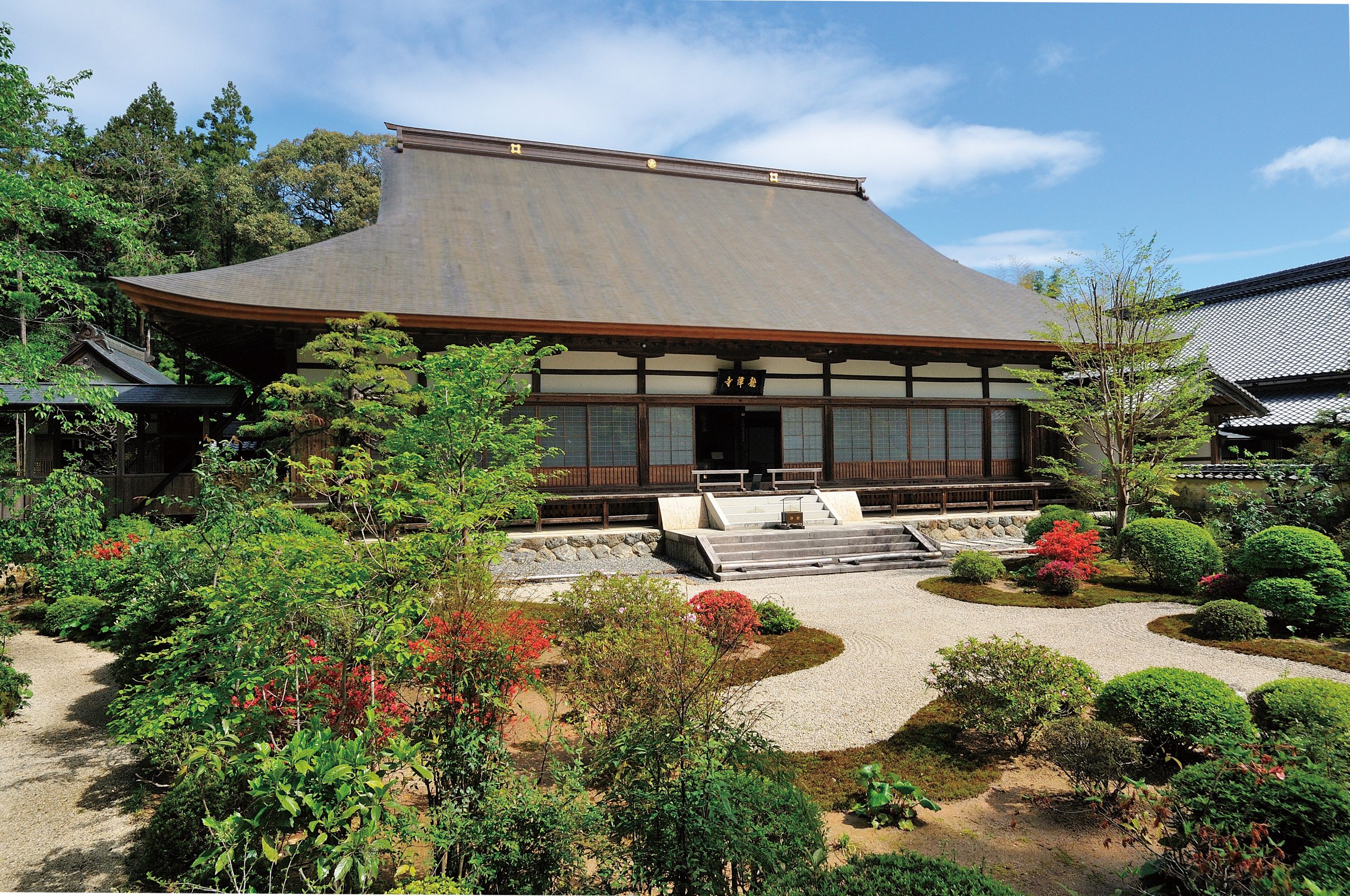 龍潭寺の本堂と小堀遠州作の庭園。