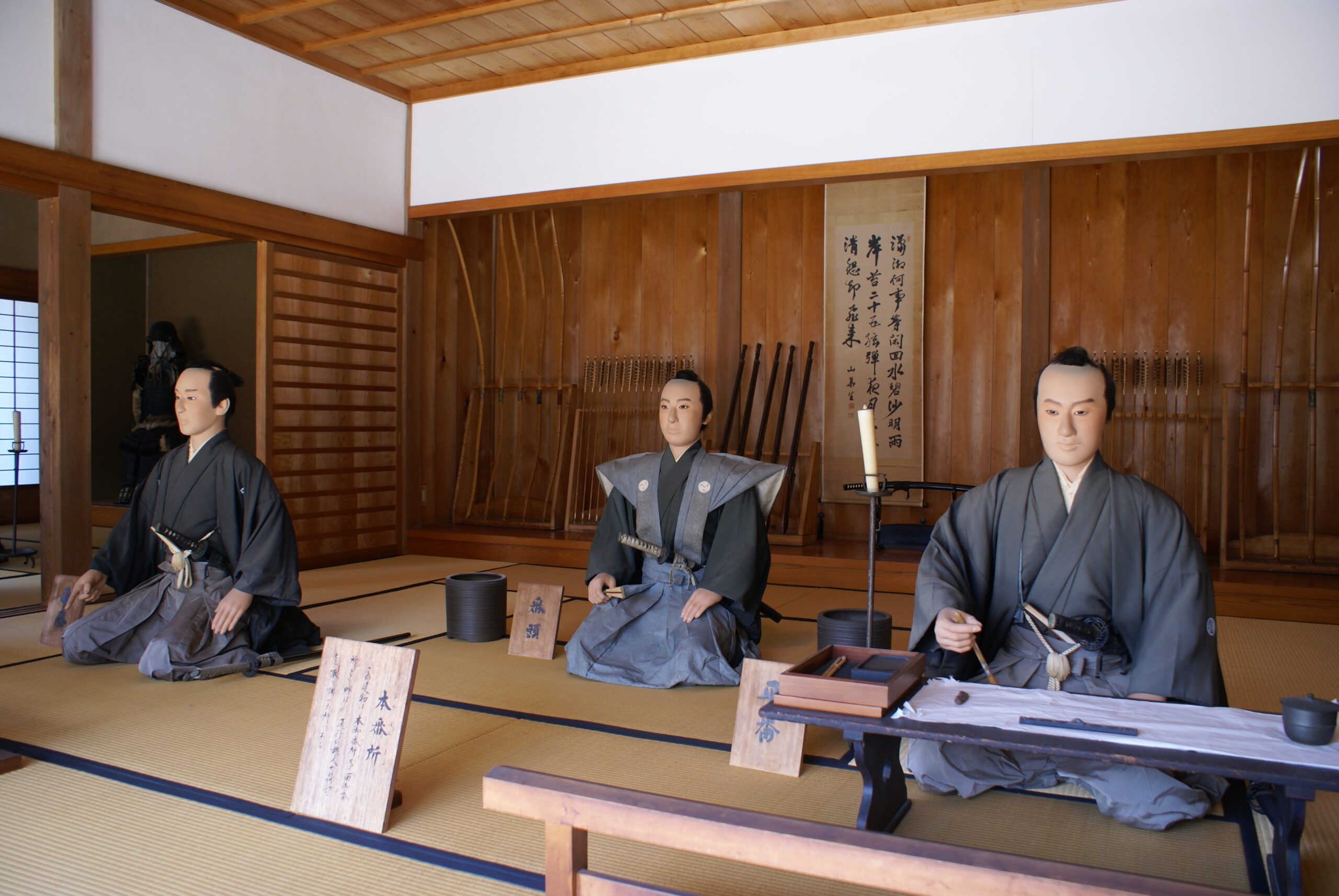 気賀関所の本番所。姫街道の関所の様子を人形で再現した展示。