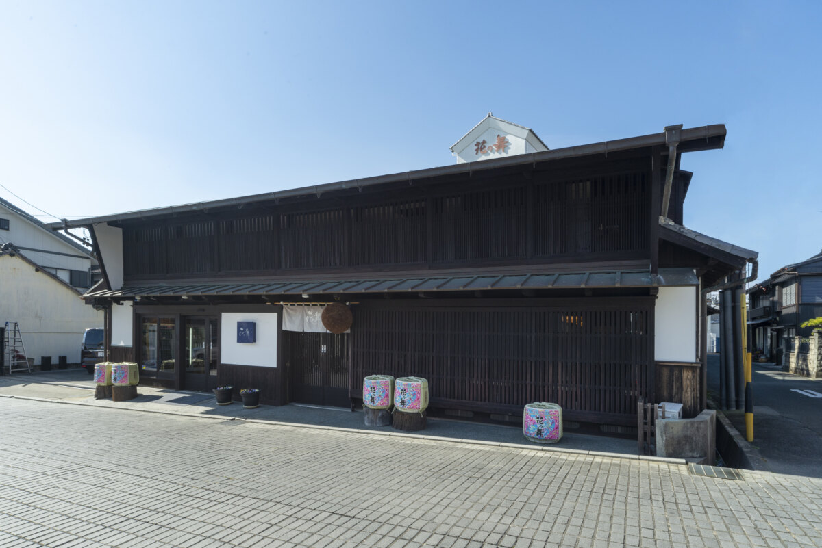 花の舞酒造の本店外観。