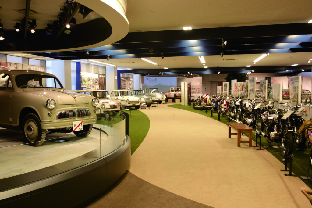 スズキ歴史館の展示フロア。スズキの創業以来の自動車やバイクを展示。