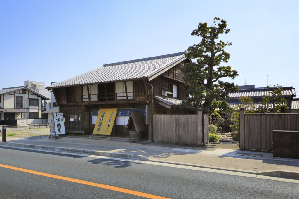 街道沿いに佇む旅籠紀伊国屋（はたごきのくにや）資料館の外観。木造2階建ての歴史ある日本家屋。